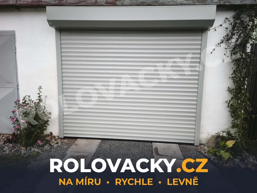 Světle šedá rolovací vrata na garáži s nízkým nadpražím