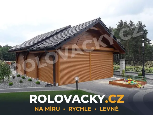 Dřevěná garáž s rolovacími vraty v dekoru dřeva