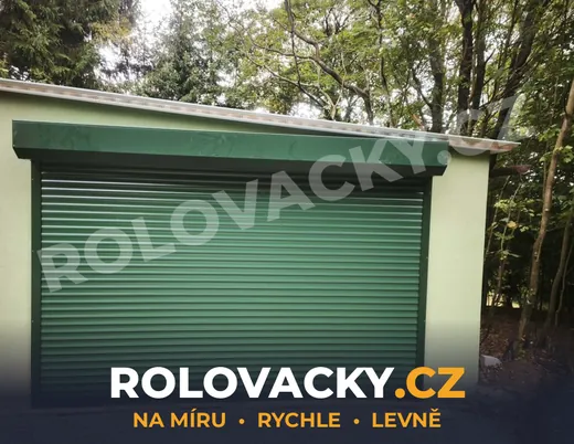Zelená rolovací vrata na chatě u lesa