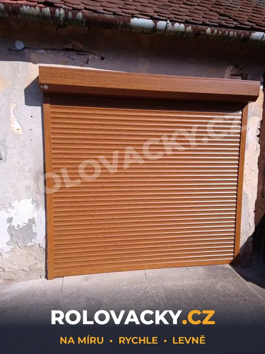 Rolovací vrata v dekoru zlatý dub
