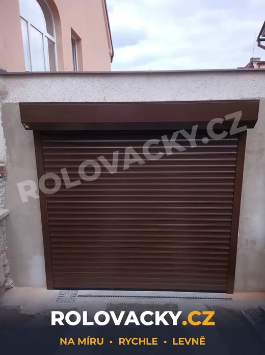 Hnědá rolovací vrata na garáži rodinného domu