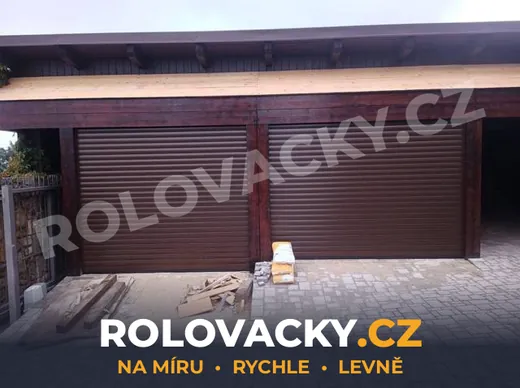 Hnědá rolovací vrata na dvojgaráži