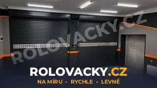 Černá rolovací vrata v garáži
