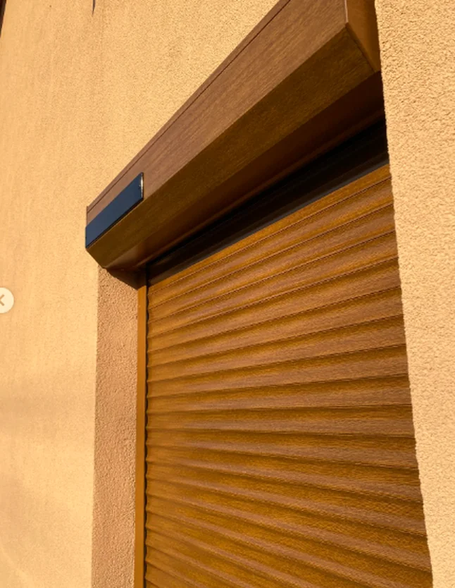 Solární panel na boxu venkovní rolety